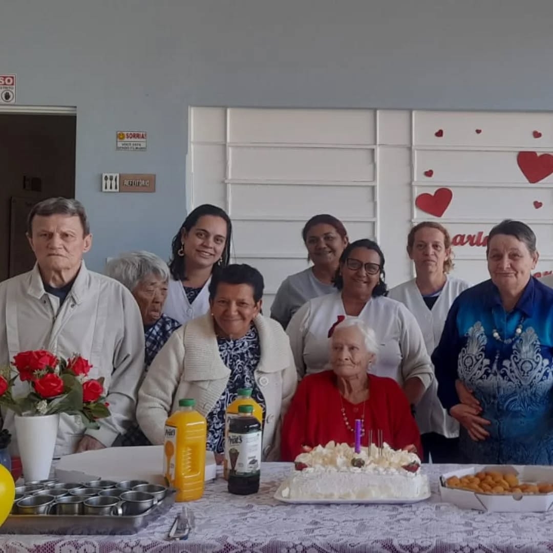 Pode ser uma imagem de 5 pessoas, coração, hospital e texto