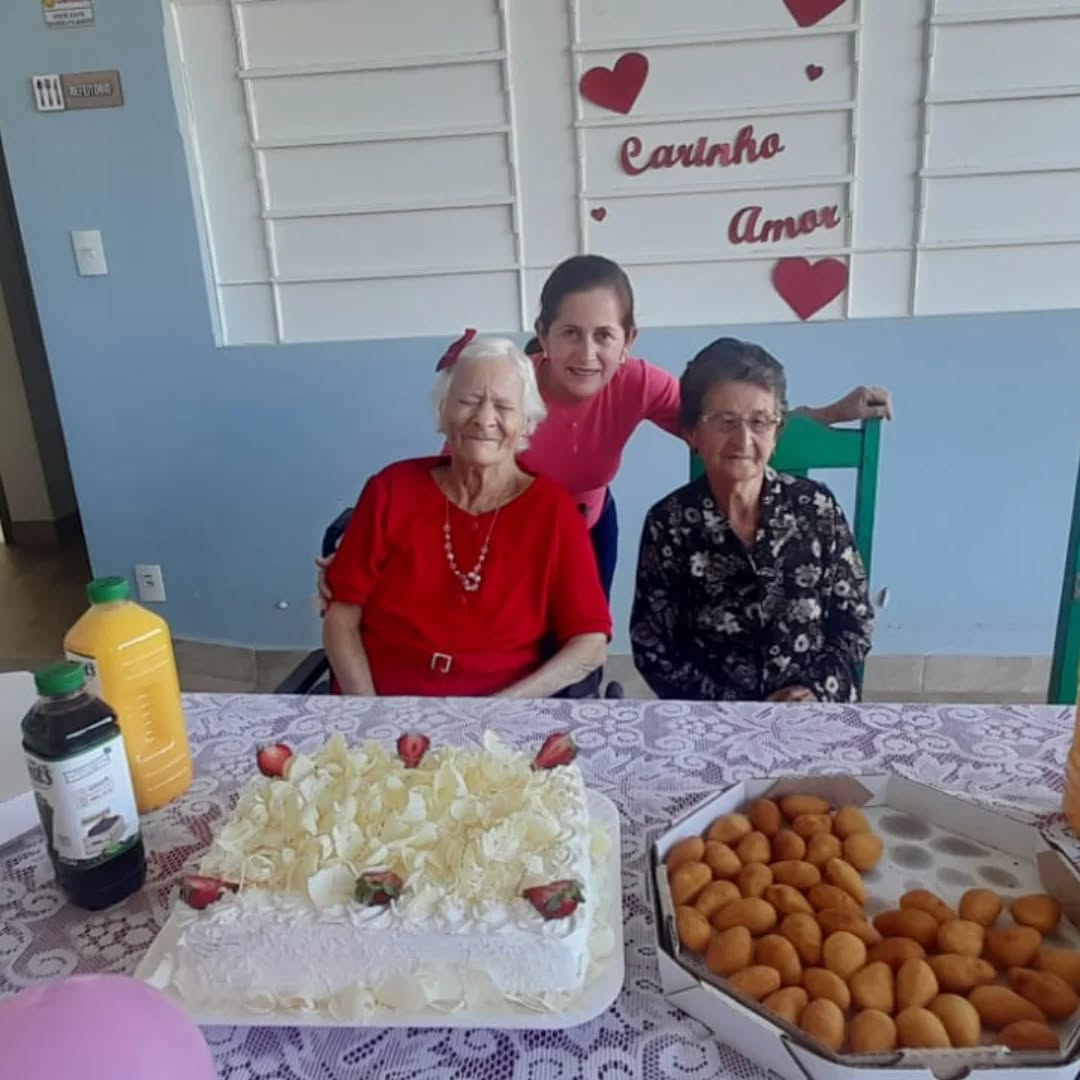 Pode ser uma imagem de 2 pessoas