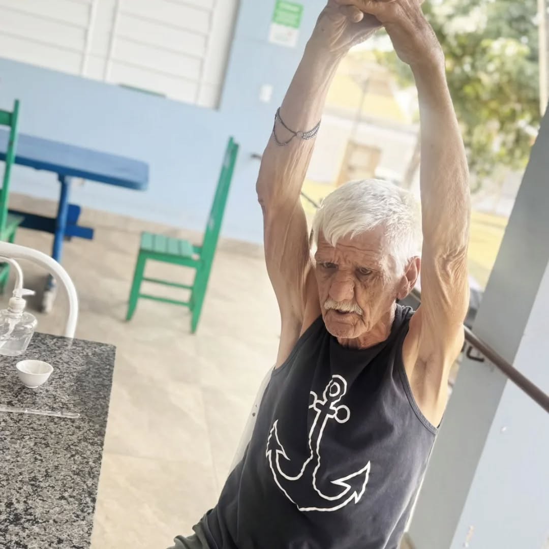 Pode ser uma imagem de 1 pessoa