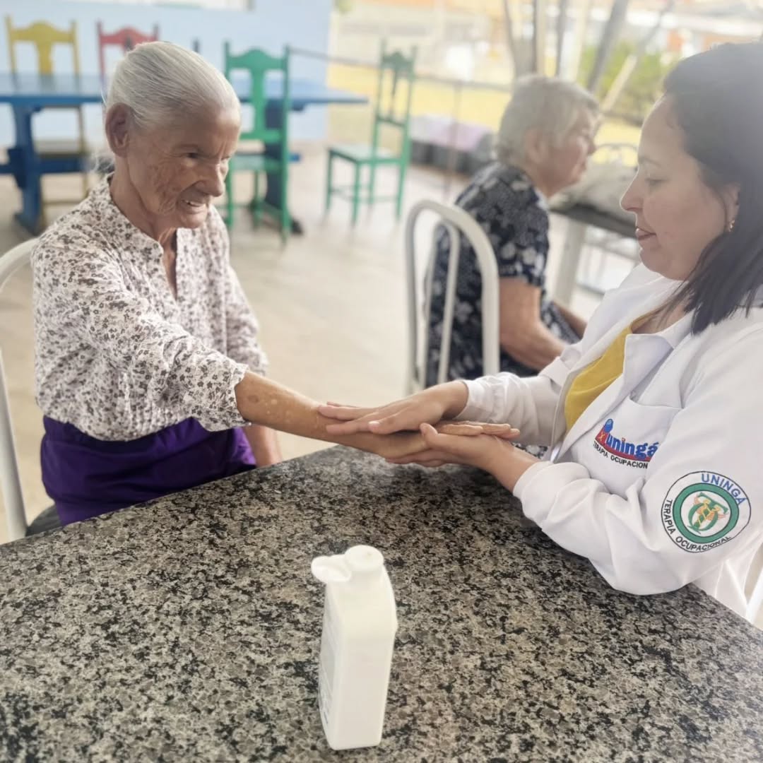 Pode ser uma imagem de 2 pessoas e hospital