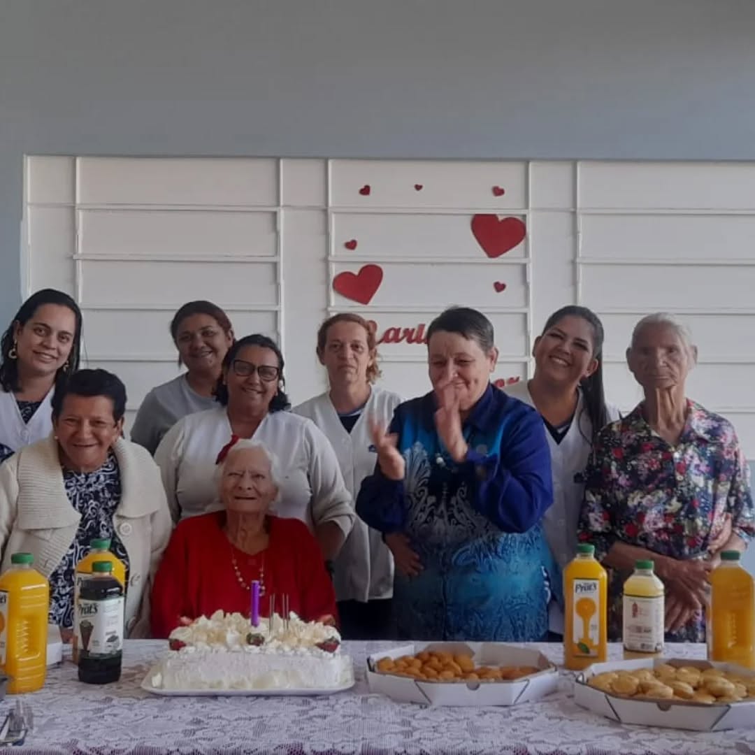 Pode ser uma imagem de 7 pessoas e texto que diz "n"
