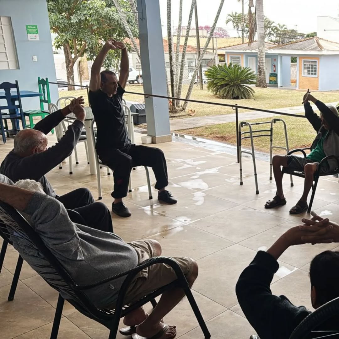 Pode ser uma imagem de 5 pessoas