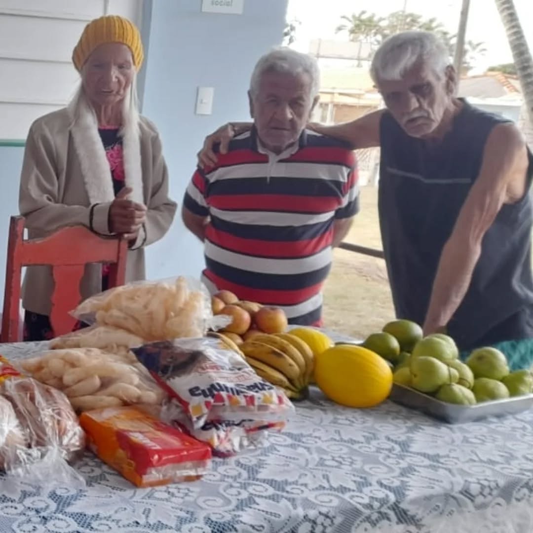 Pode ser uma imagem de 3 pessoas