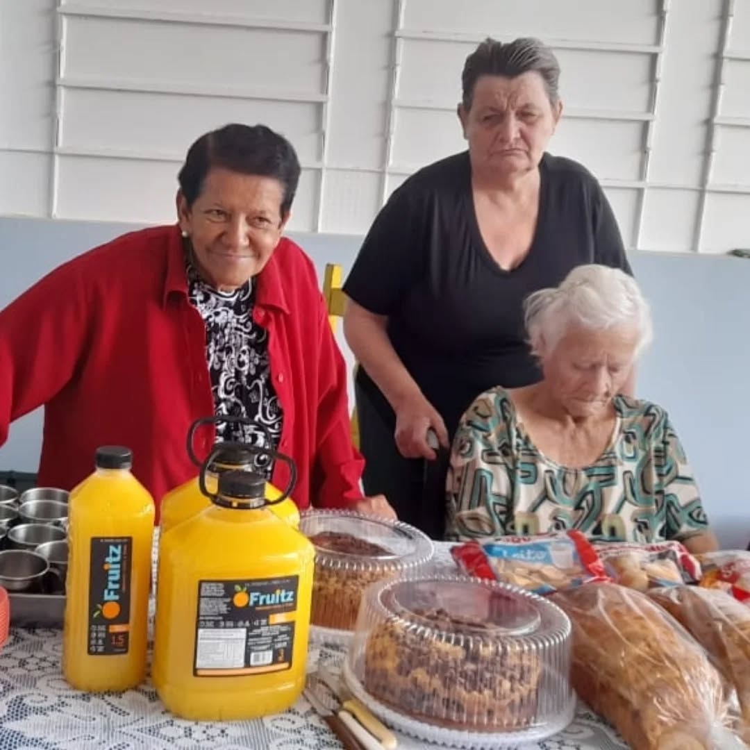 Pode ser uma imagem de 3 pessoas