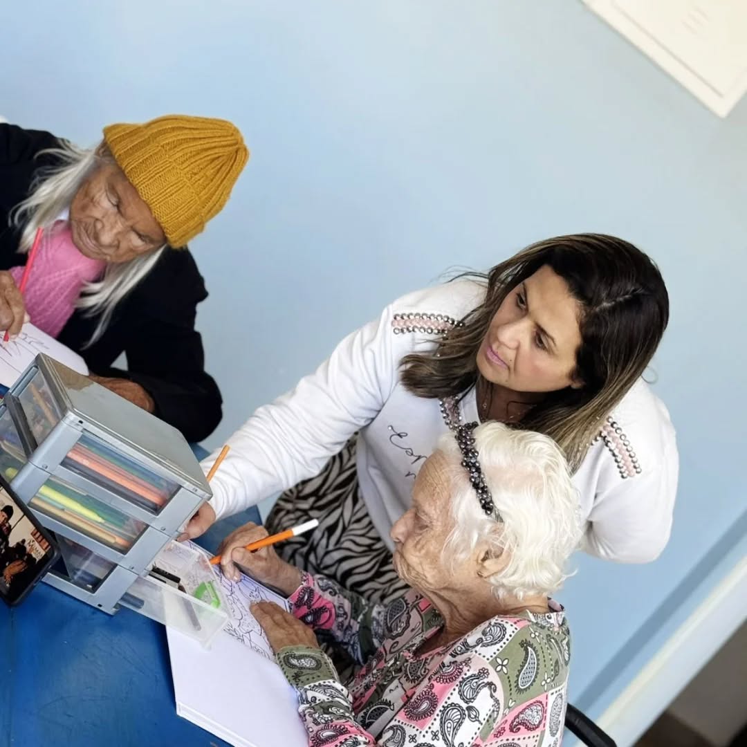 Pode ser uma imagem de 2 pessoas, pessoas estudando, brinquedo para crianças e livro