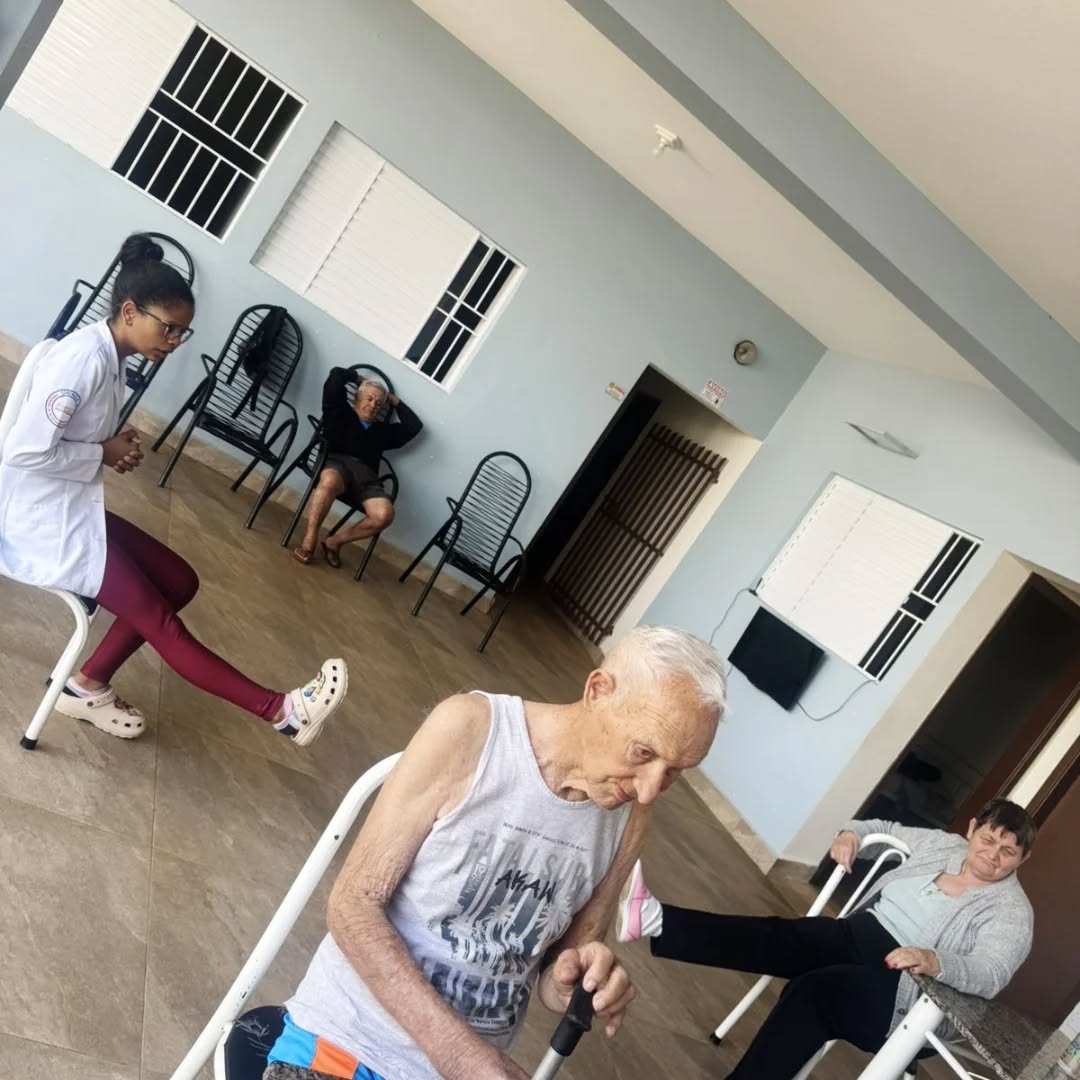 Pode ser uma imagem de 4 pessoas, pessoas estudando, brinquedo para crianças e hospital