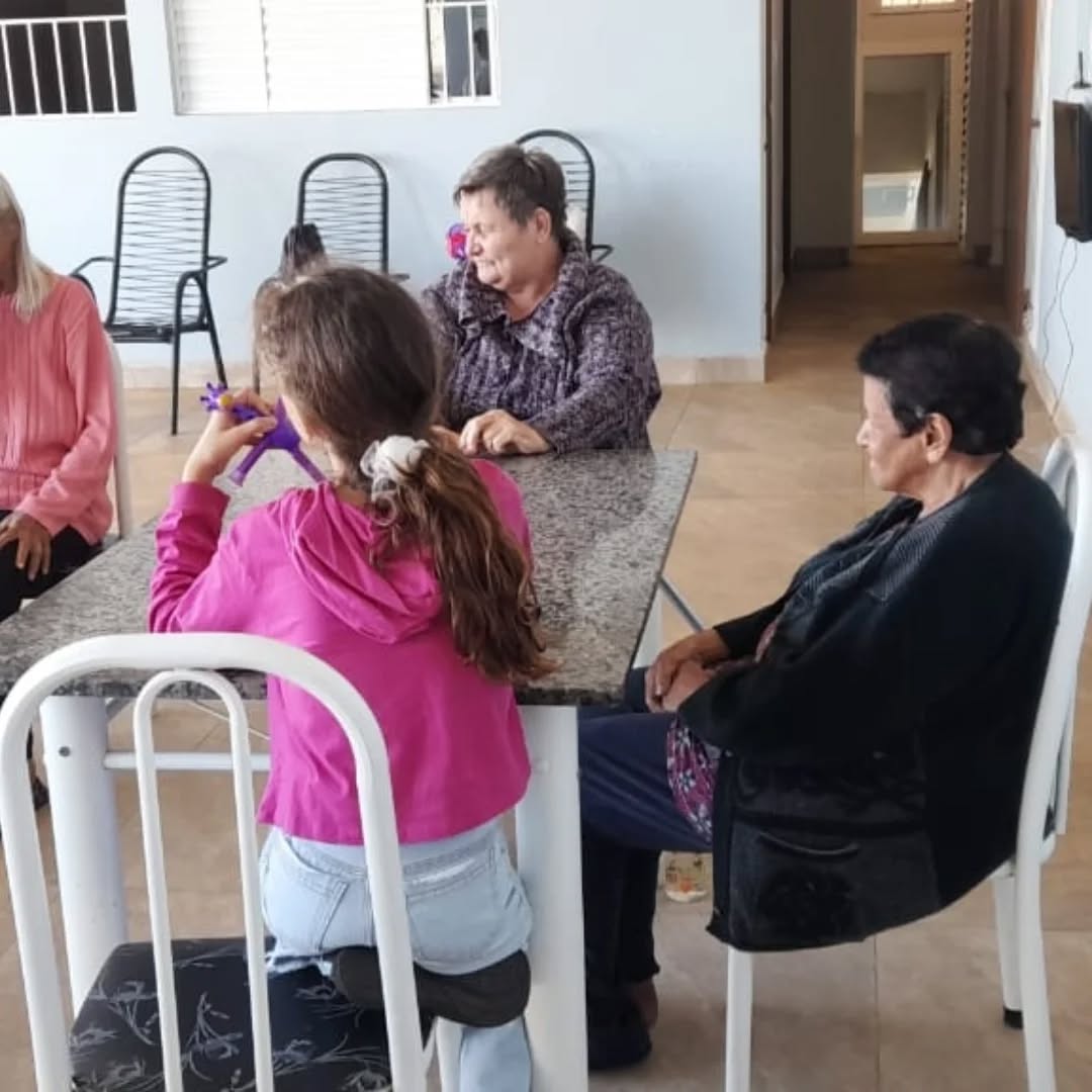 Pode ser uma imagem de 4 pessoas e pessoas estudando