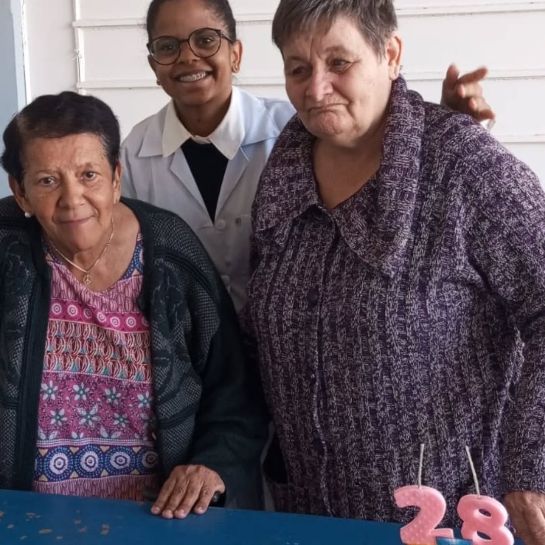 Pode ser uma imagem de 2 pessoas e pessoas sorrindo
