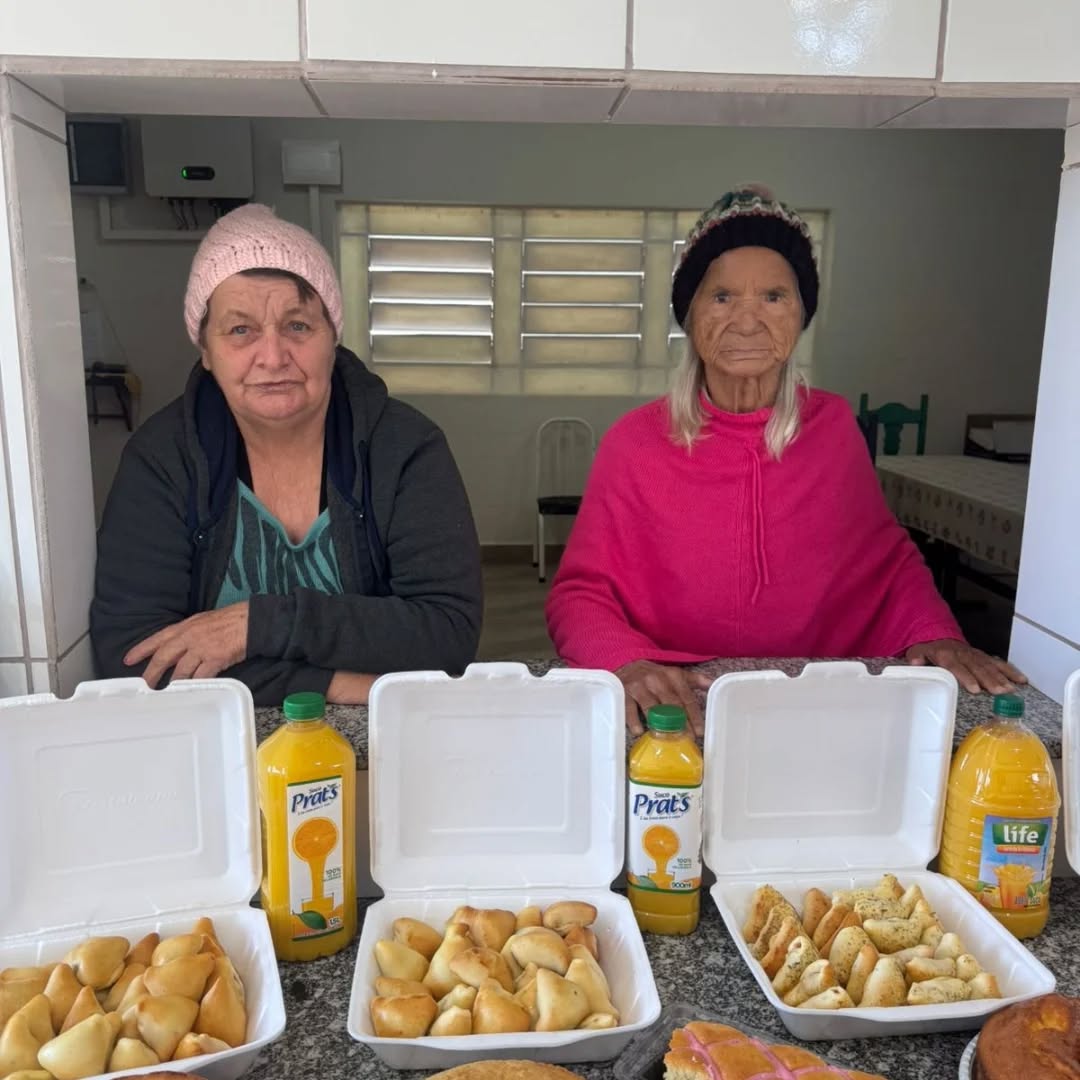 Pode ser uma imagem de 2 pessoas