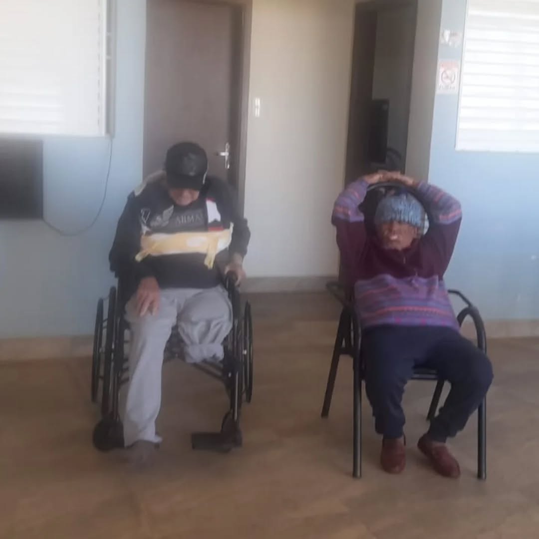 Pode ser uma imagem de 2 pessoas e hospital