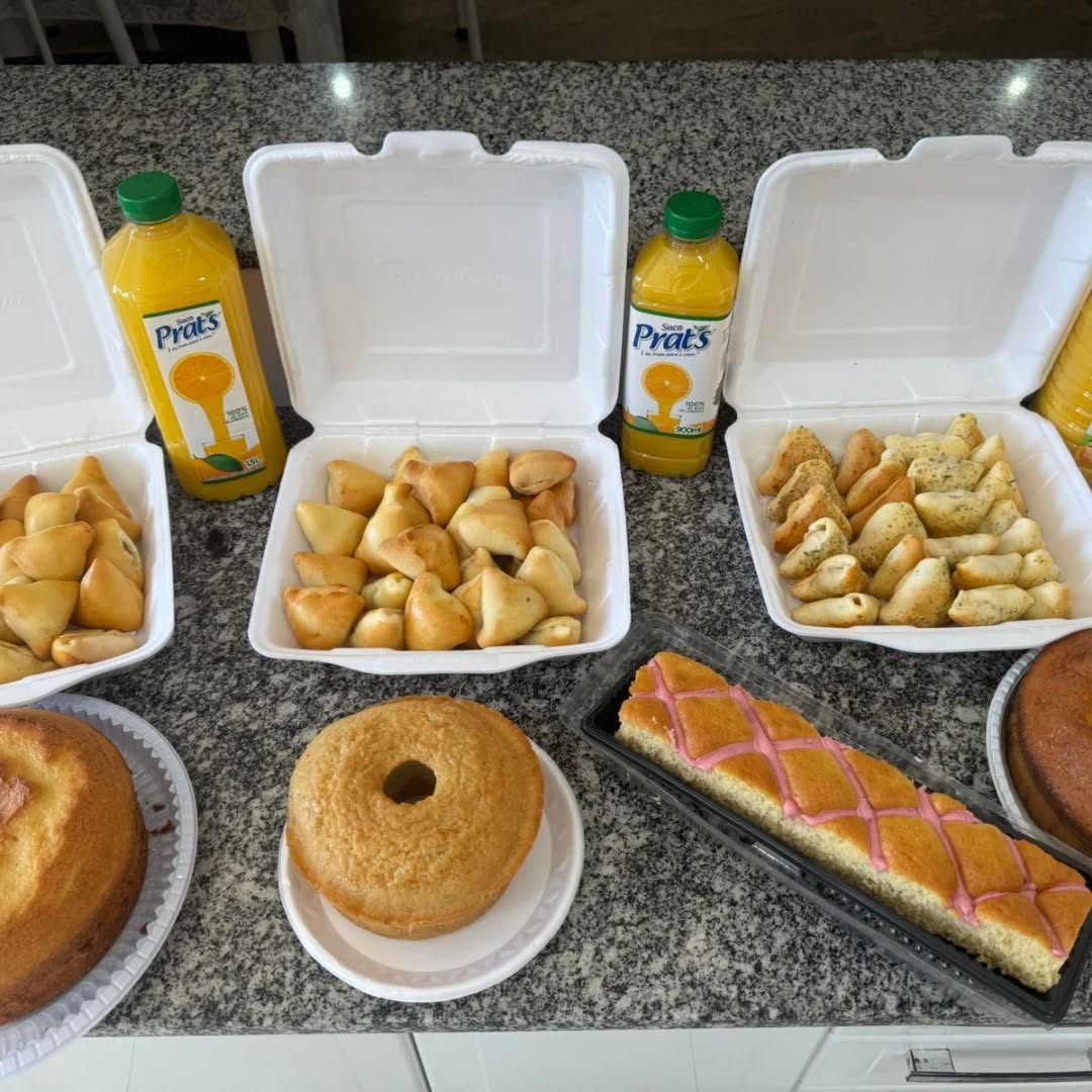 Pode ser uma imagem de pastel, bolo, torta e texto que diz "Prats Prats Ha Präts rues 0"
