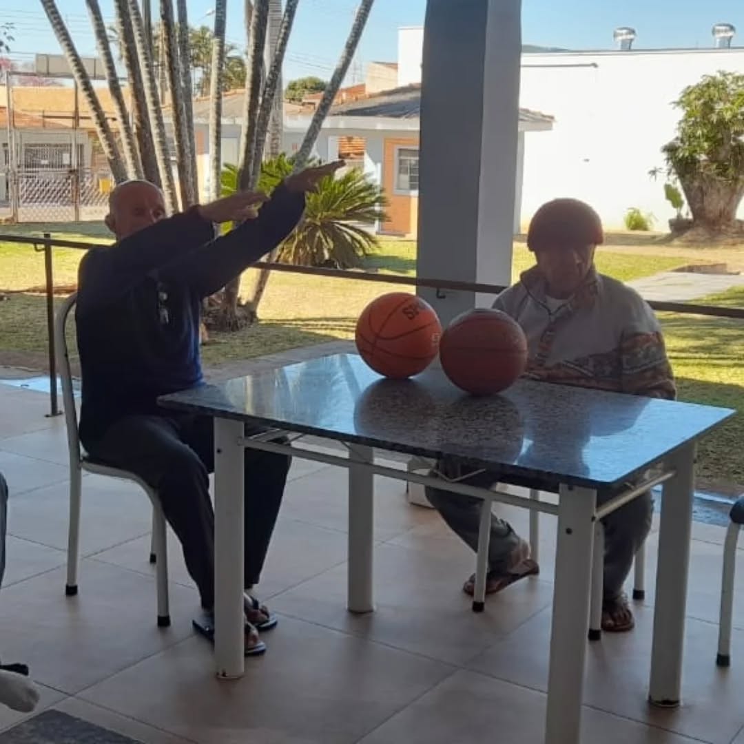 Pode ser uma imagem de 2 pessoas e pessoas jogando basquete