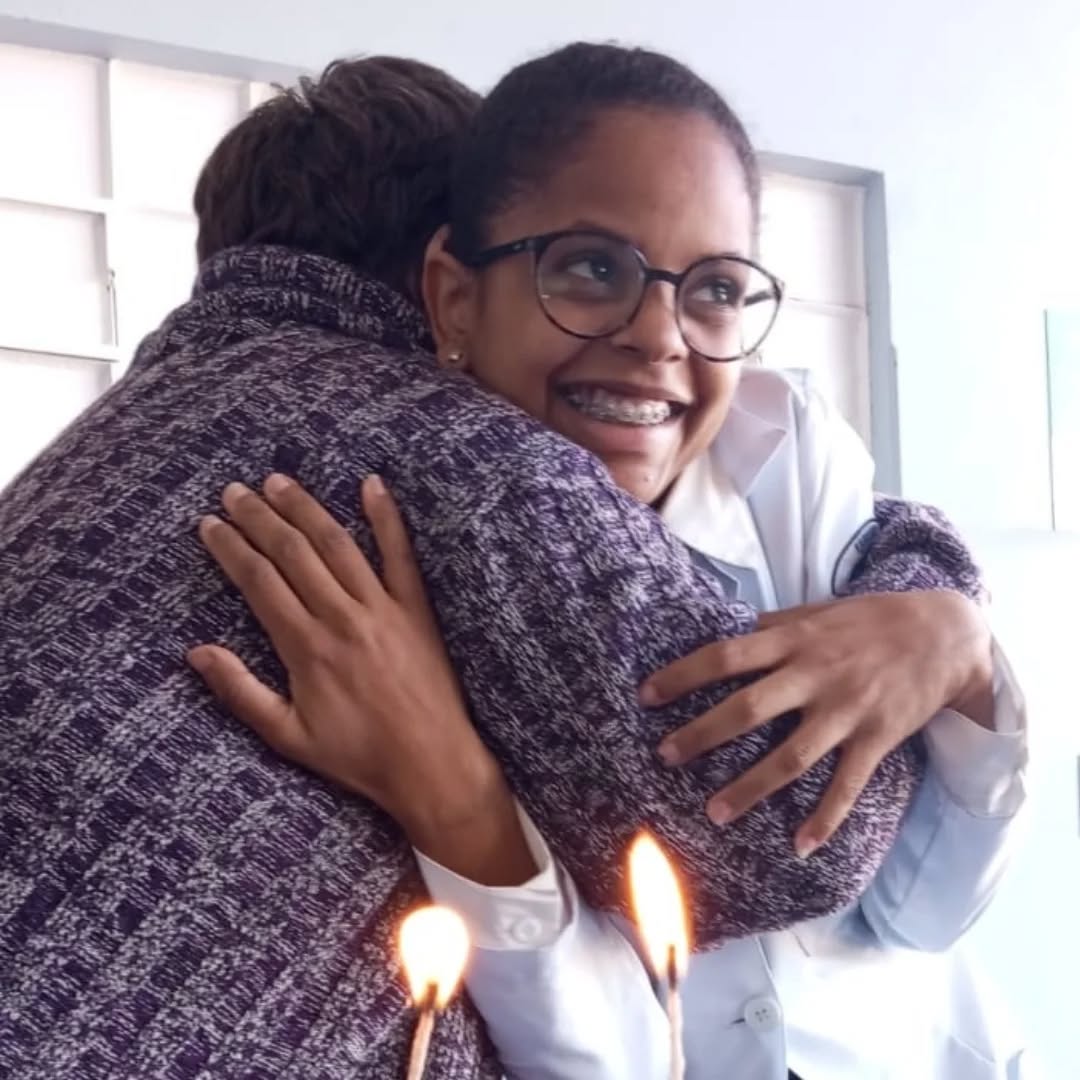 Pode ser uma imagem de 1 pessoa, sorrindo e hospital