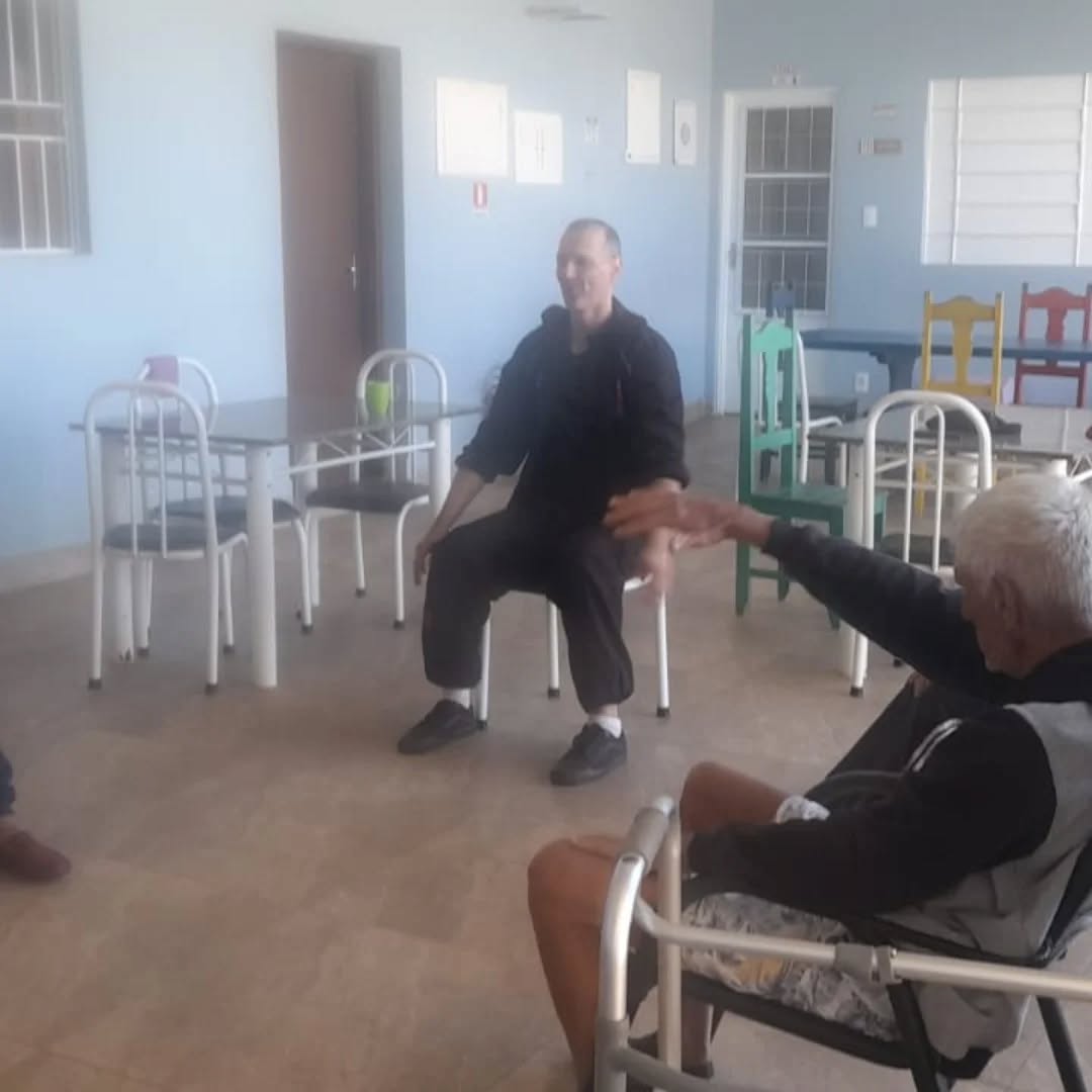 Pode ser uma imagem de 2 pessoas