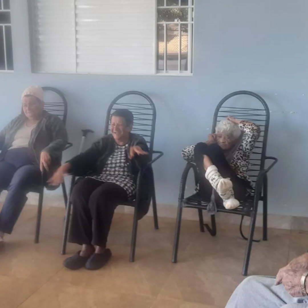 Pode ser uma imagem de 3 pessoas