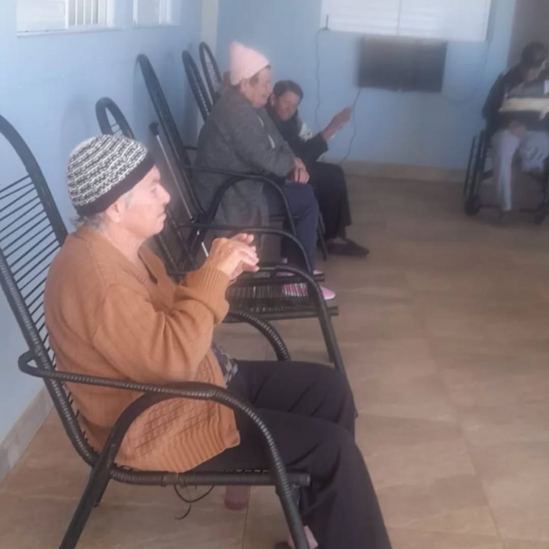 Pode ser uma imagem de 2 pessoas, pessoas estudando e hospital