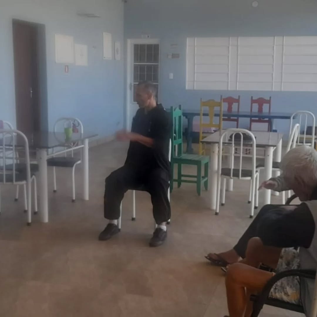 Pode ser uma imagem de 2 pessoas