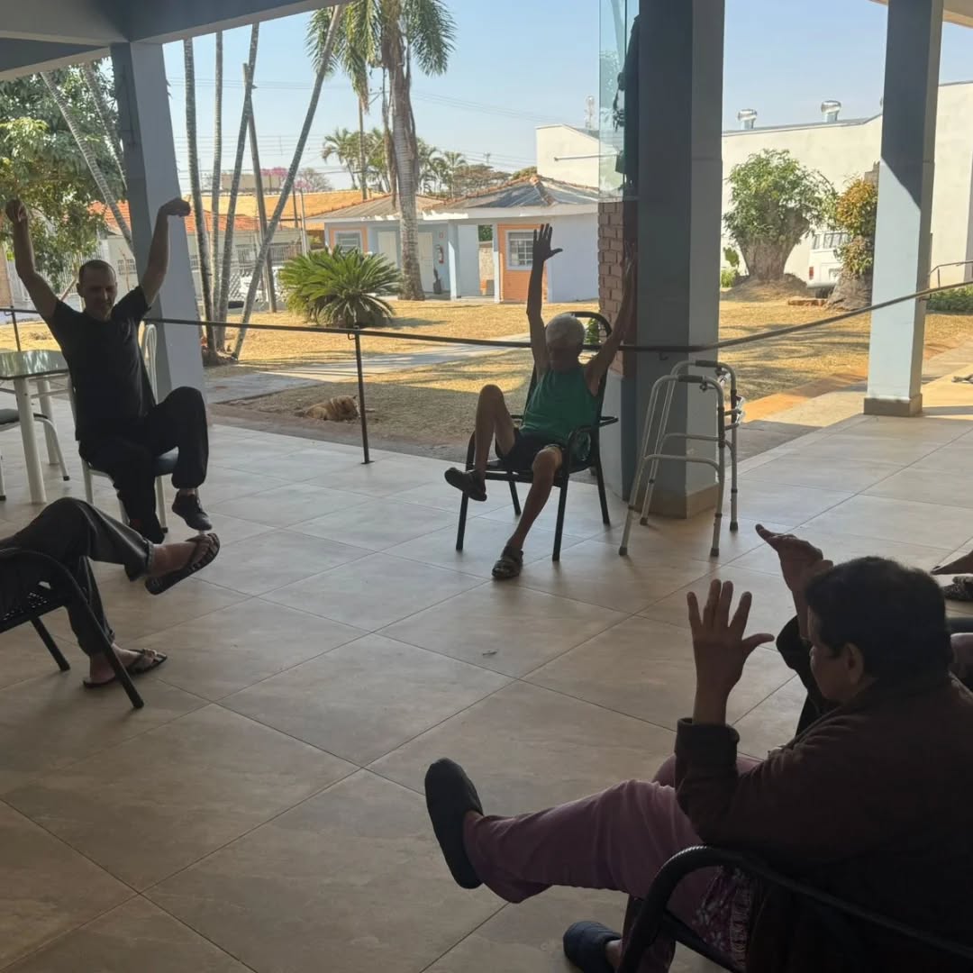 Pode ser uma imagem de 4 pessoas e pessoas praticando ioga