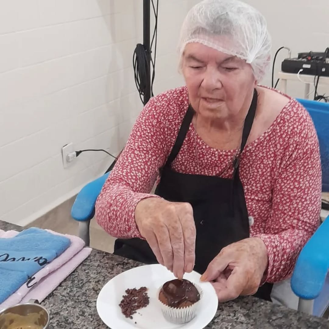Pode ser uma imagem de 1 pessoa e cupcake