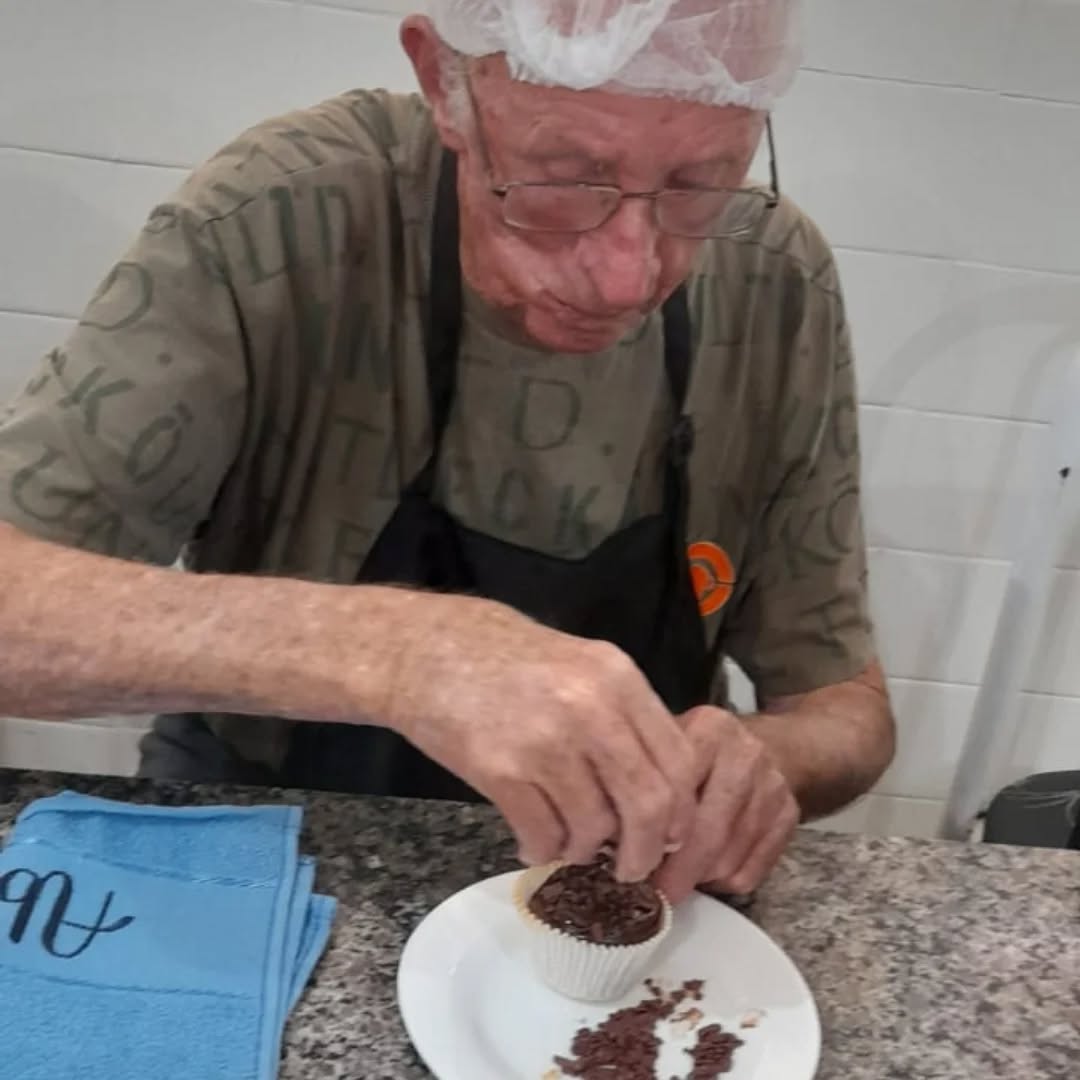 Pode ser uma imagem de 1 pessoa e bolo