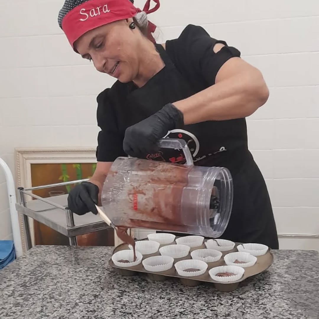 Pode ser uma imagem de 1 pessoa, sorvete italiano e cupcake