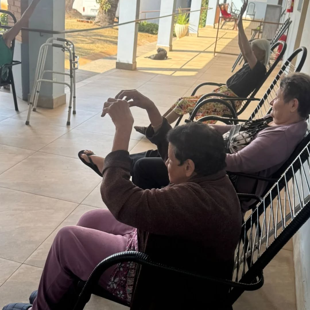 Pode ser uma imagem de 3 pessoas, pessoas estudando, clarinete, violino e flauta