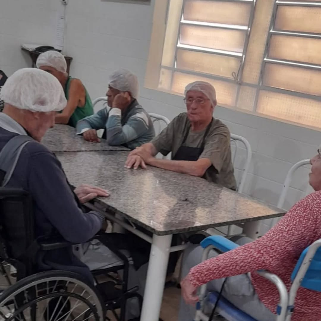 Pode ser uma imagem de 5 pessoas e hospital