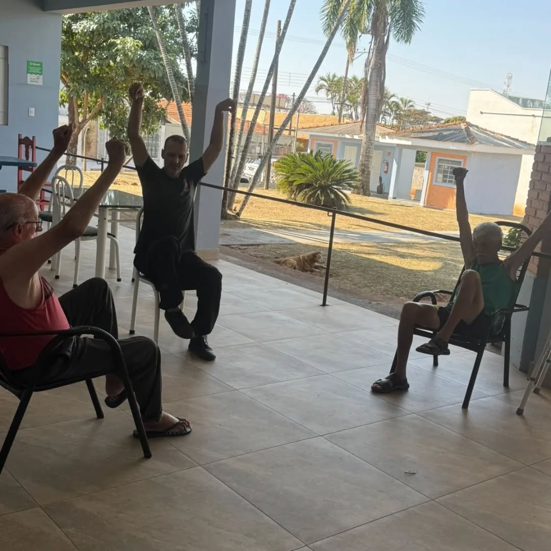 Pode ser uma imagem de 4 pessoas e pessoas praticando ioga
