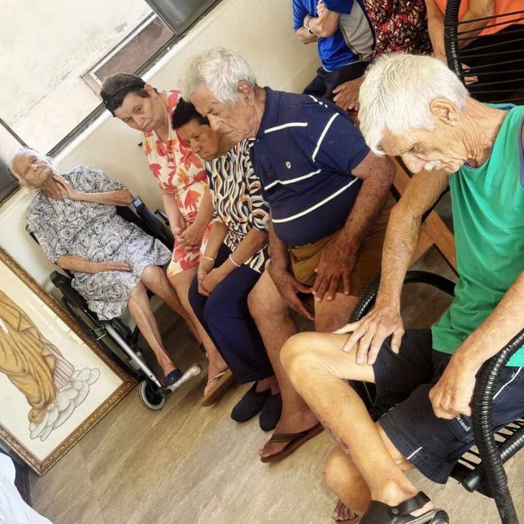 Pode ser uma imagem de 5 pessoas e hospital