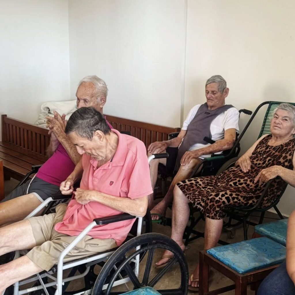 Pode ser uma imagem de 3 pessoas, pessoas estudando e hospital