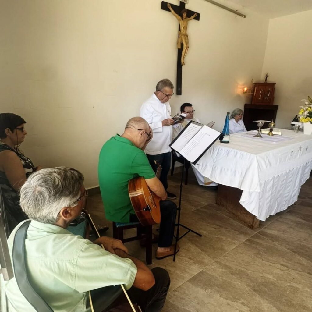 Pode ser uma imagem de 5 pessoas, violino e clarinete