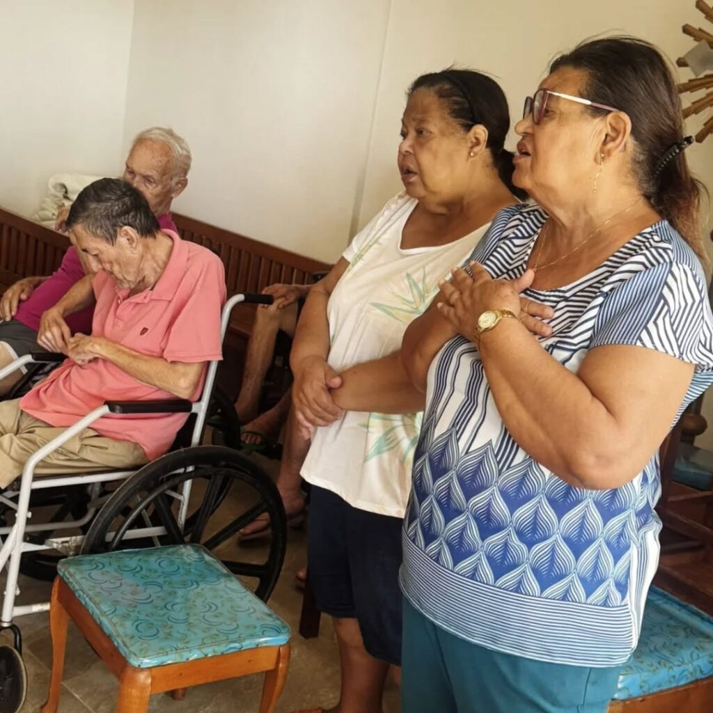 Pode ser uma imagem de 3 pessoas e hospital
