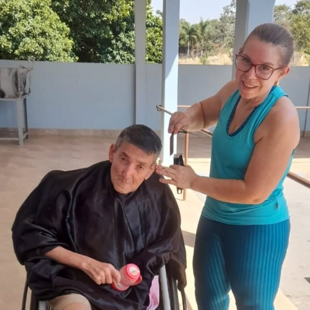 Pode ser uma imagem de 2 pessoas