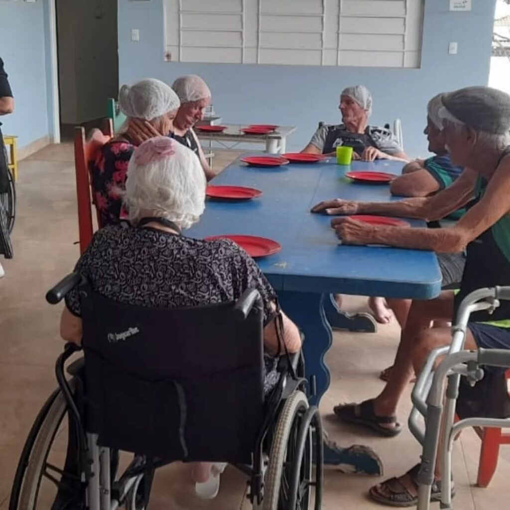 Pode ser uma imagem de 4 pessoas