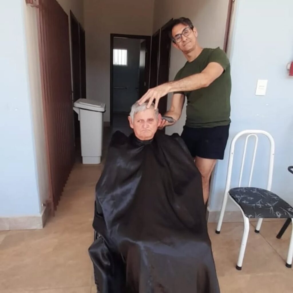 Pode ser uma imagem de 2 pessoas e barba