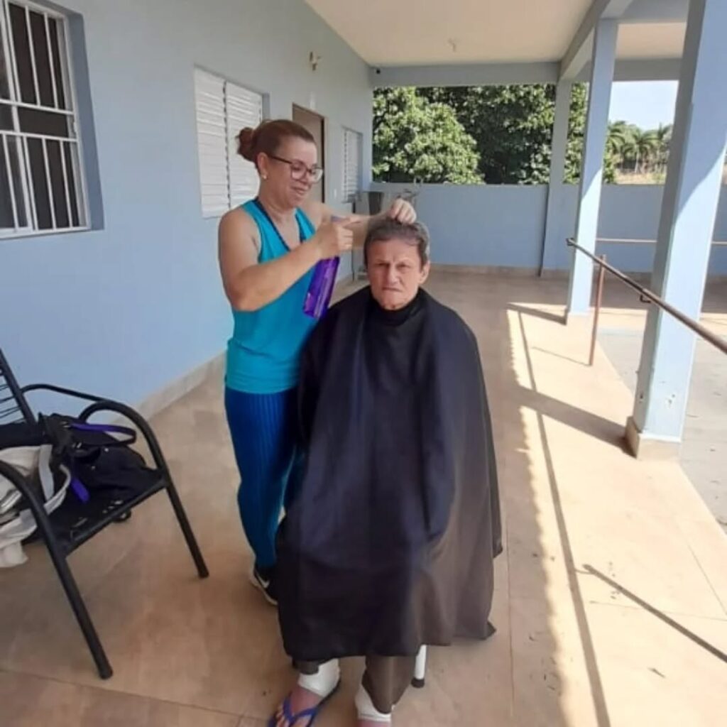 Pode ser uma imagem de 2 pessoas