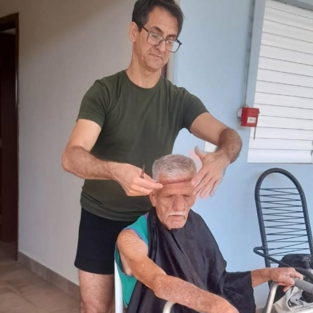 Pode ser uma imagem de 2 pessoas
