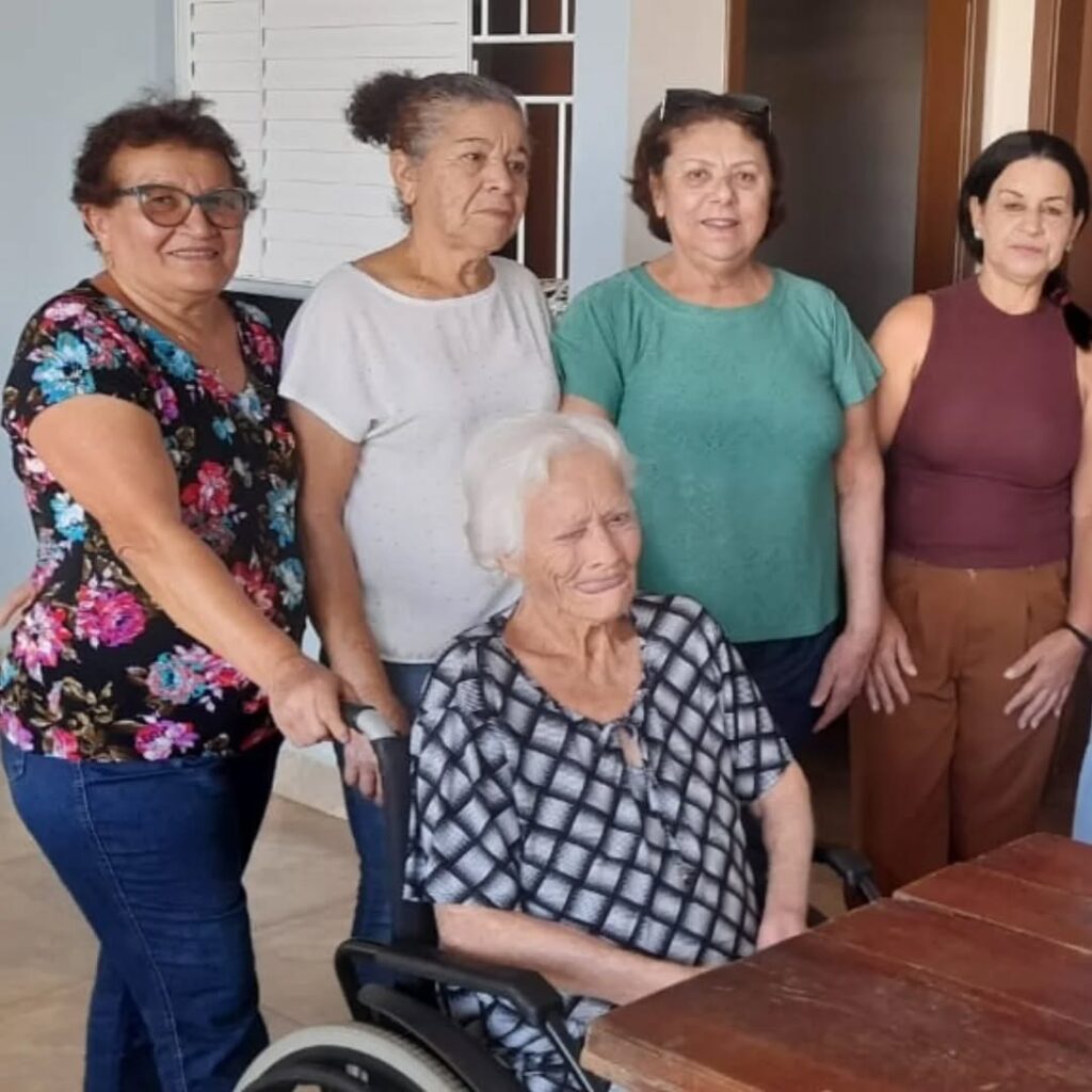 Pode ser uma imagem de 4 pessoas