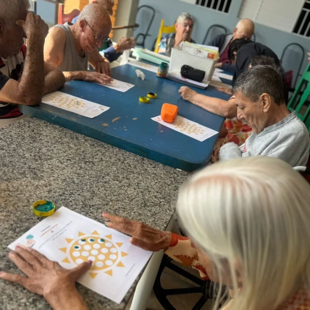 Pode ser uma imagem de 4 pessoas, pessoas estudando e xadrez