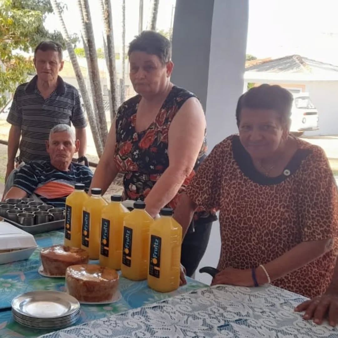 Pode ser uma imagem de 3 pessoas e bebida