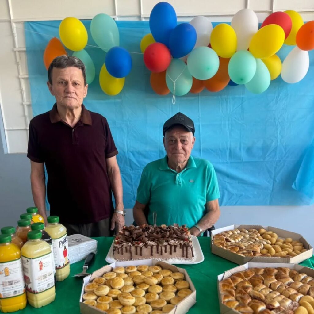 Pode ser uma imagem de 2 pessoas e texto