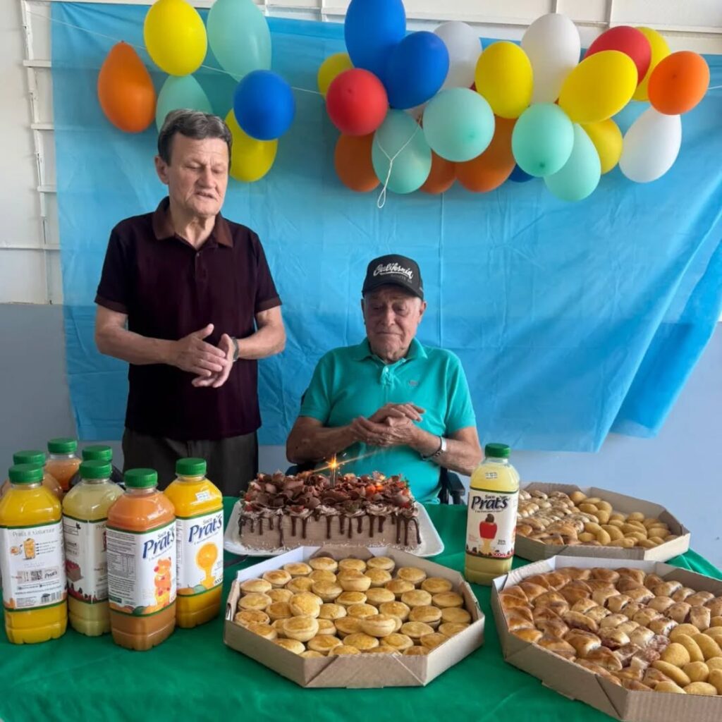 Pode ser uma imagem de 2 pessoas e texto