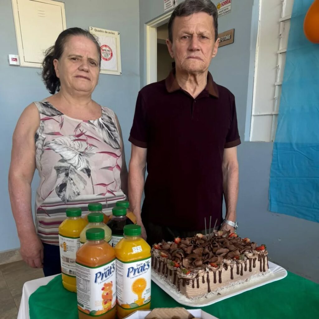 Pode ser uma imagem de 2 pessoas e texto