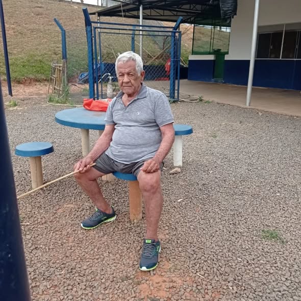 Pode ser uma imagem de 1 pessoa, sorrindo e grama