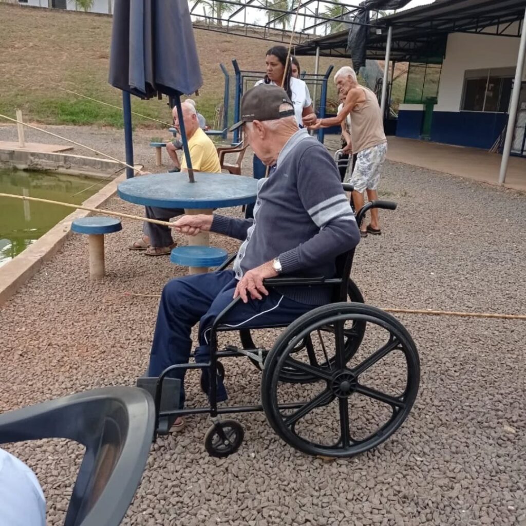 Pode ser uma imagem de 2 pessoas