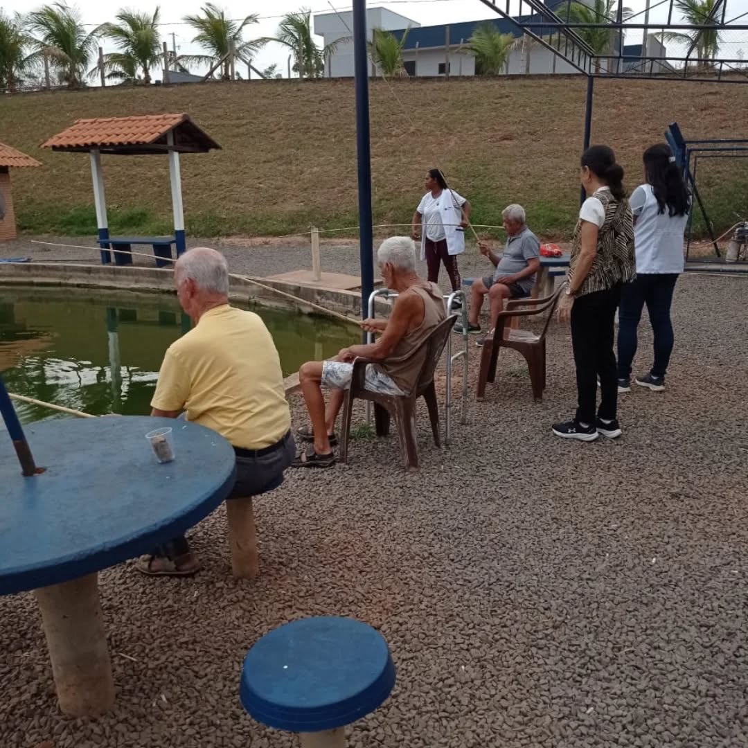 Pode ser uma imagem de 6 pessoas