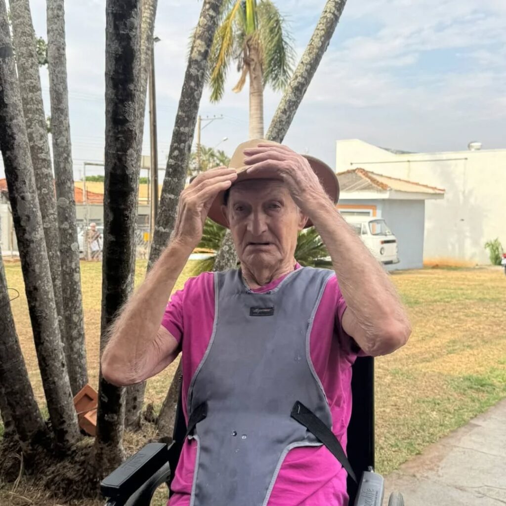 Pode ser uma imagem de 1 pessoa e chapéu