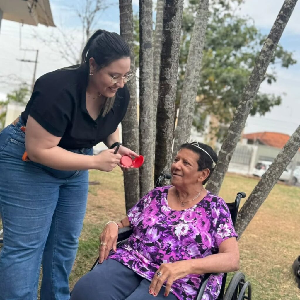 Pode ser uma imagem de 2 pessoas e pessoas sorrindo