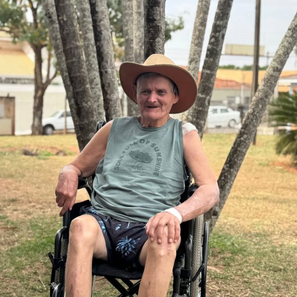 Pode ser uma imagem de 1 pessoa, sorrindo e chapéu