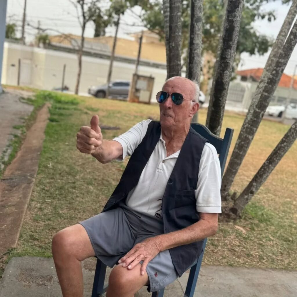 Pode ser uma imagem de 1 pessoa